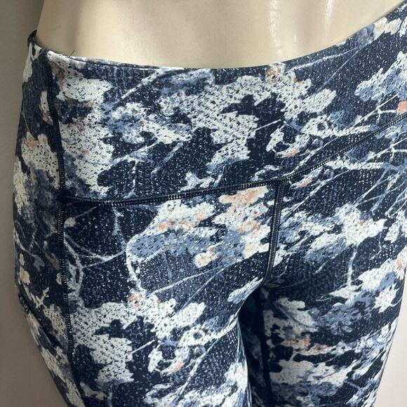 Lululemon Wunder under high altitude spring bloom 21” short leggings, size 4 - Picture 6 of 14